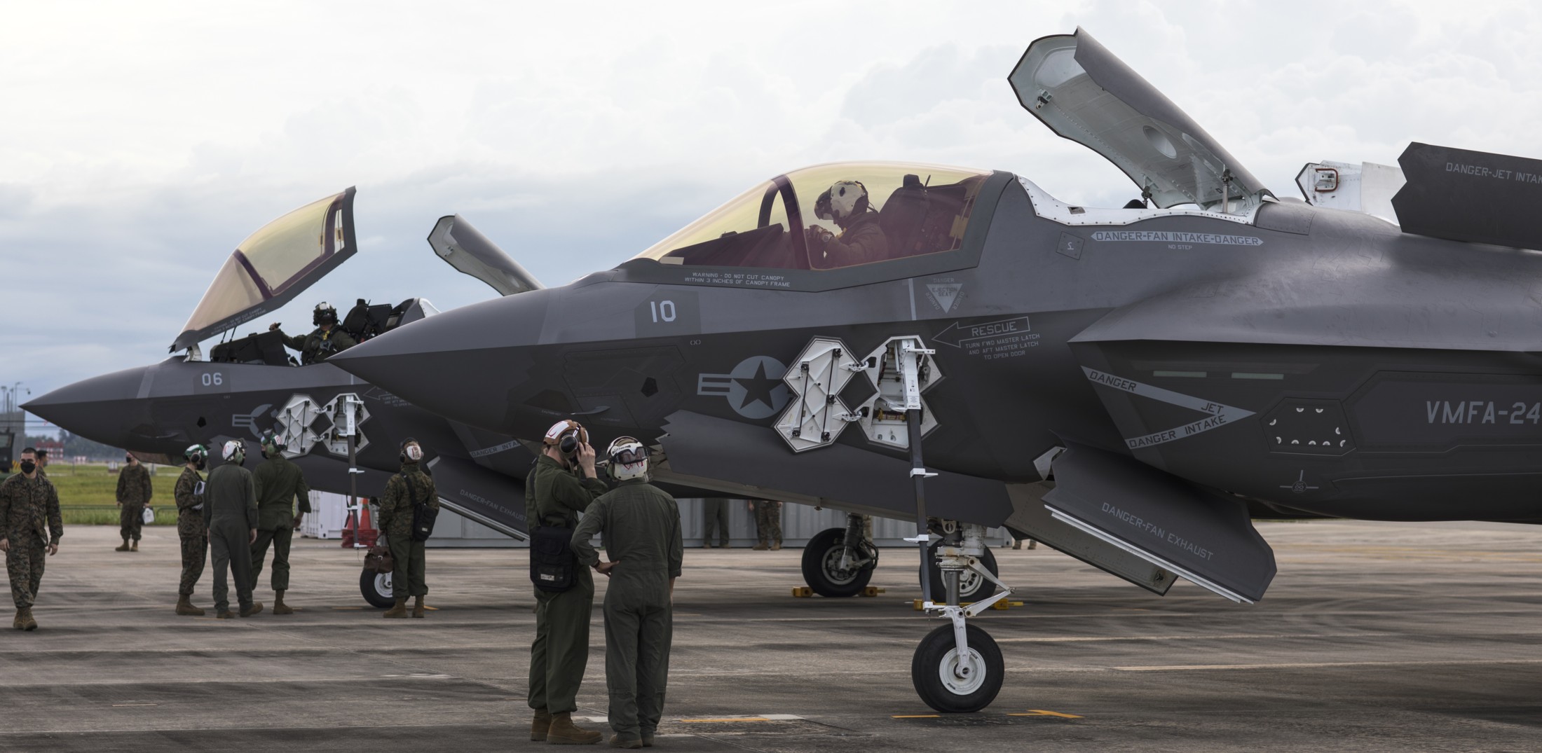 vmfa-242 bats marine fighter attack squadron f-35b lightning ii changi air base singapore air show 32