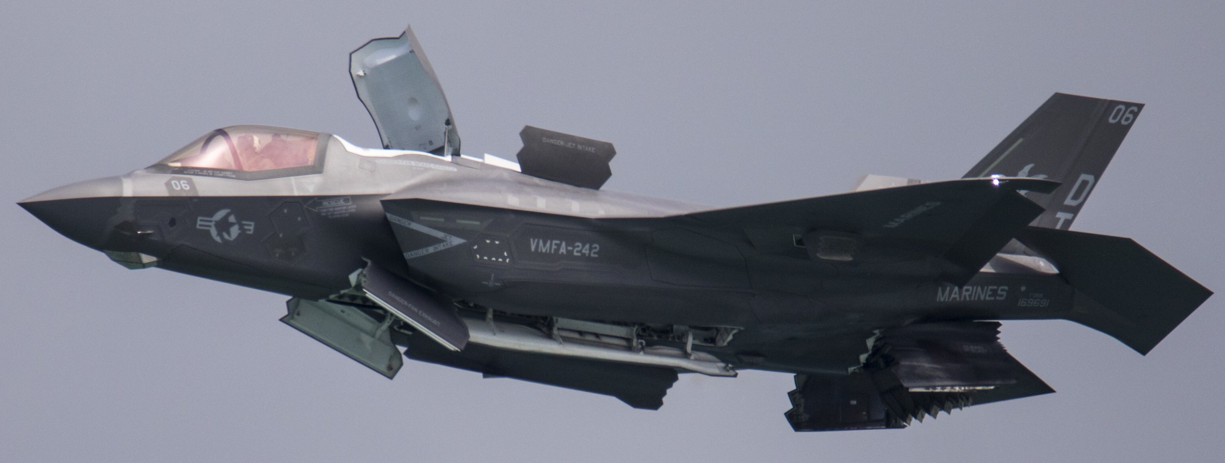 vmfa-242 bats marine fighter attack squadron f-35b lightning ii singapore air show changi 2022 33