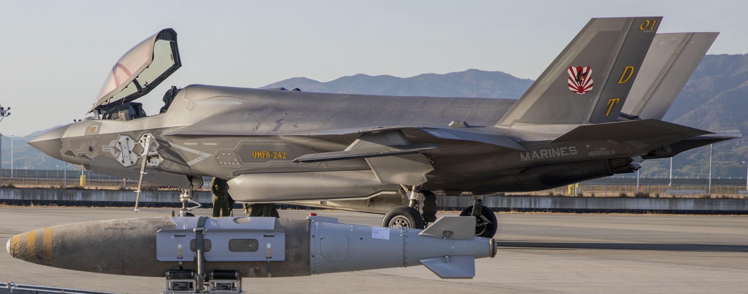 vmfa-242 bats marine fighter attack squadron f-35b lightning ii iwakuni bonb load 69