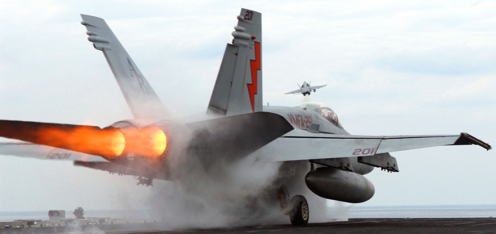 vmfa-251 thunderbolts marine fighter attack squadron f/a-18c hornet cvw-1 uss enterprise cvn-65 2006 173