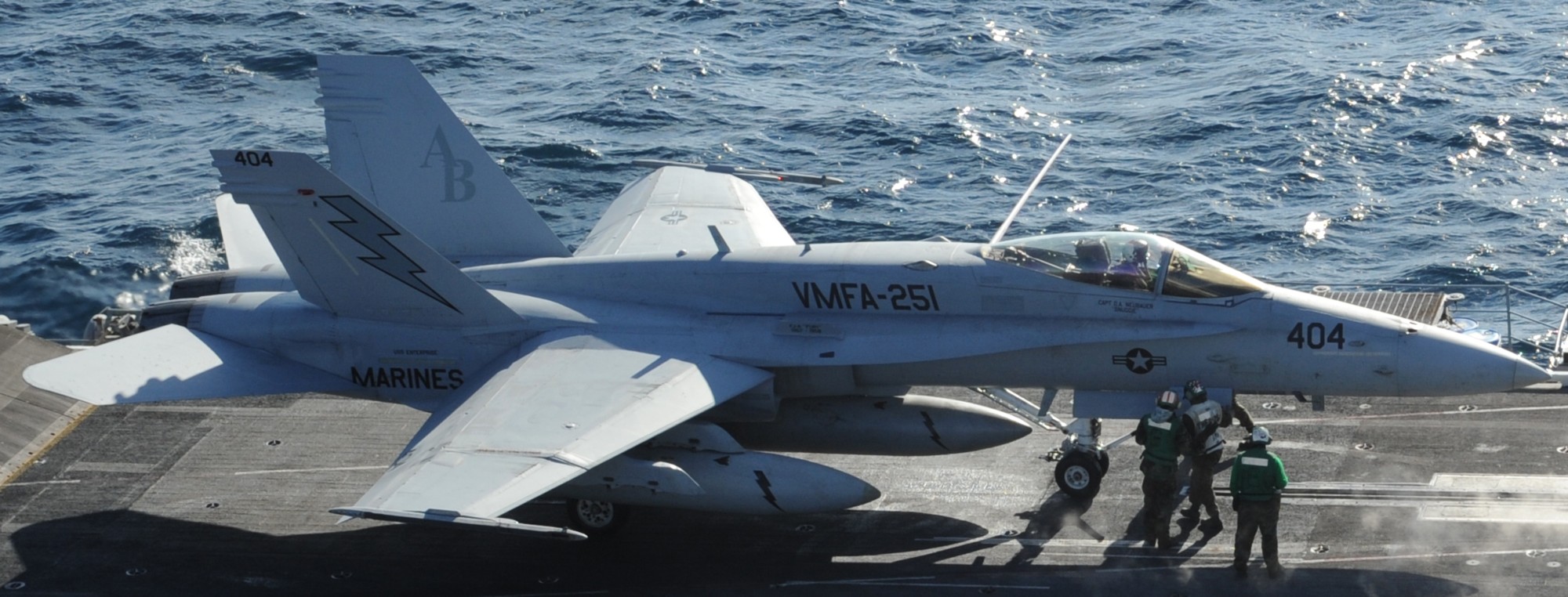 vmfa-251 thunderbolts marine fighter attack squadron f/a-18c hornet cvw-1 uss enterprise cvn-65 174