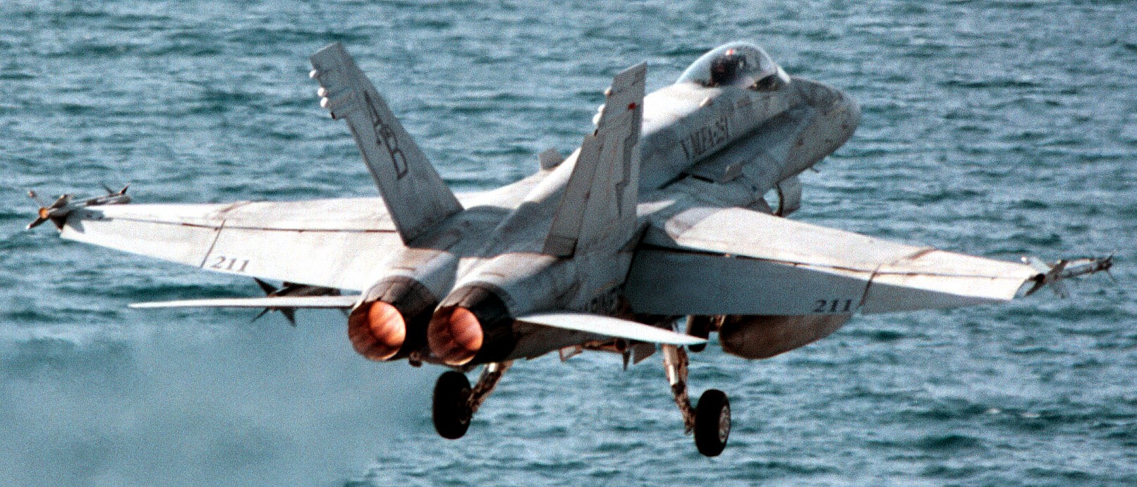 vmfa-251 thunderbolts marine fighter attack squadron f/a-18c hornet uss george washington cvn-73 1998 183