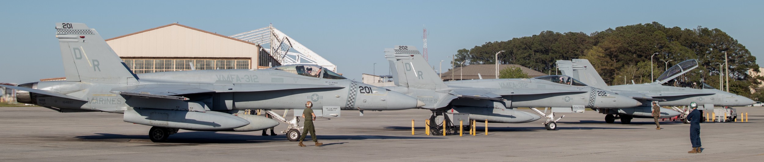 vmfa-312 checkerboards marine fighter attack squadron f/a-18c hornet returning mcas beaufort iwakuni 202