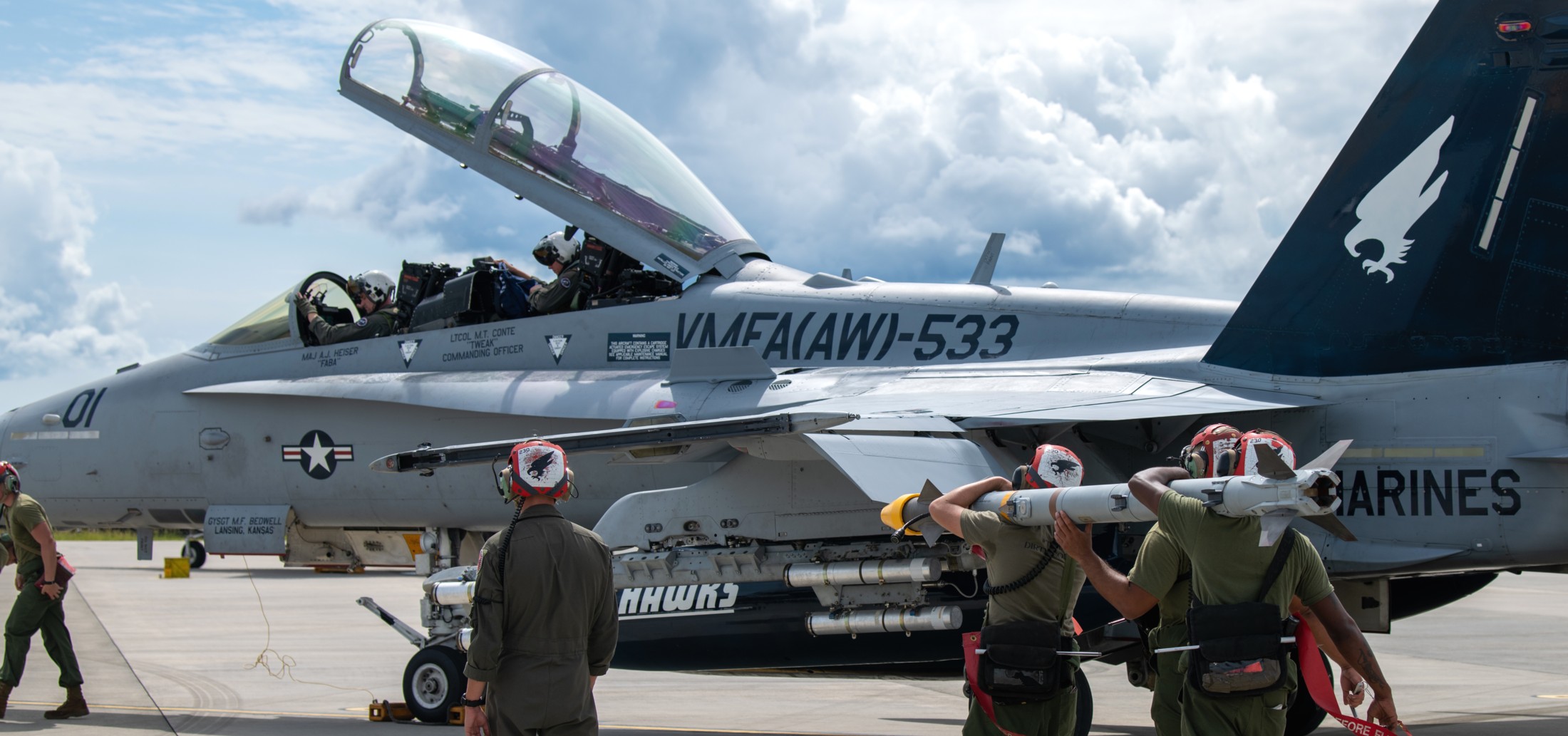 vmfa(aw)-533 hawks marine fighter attack squadron f/a-18d hornet aim-9 sidewinder missile 135