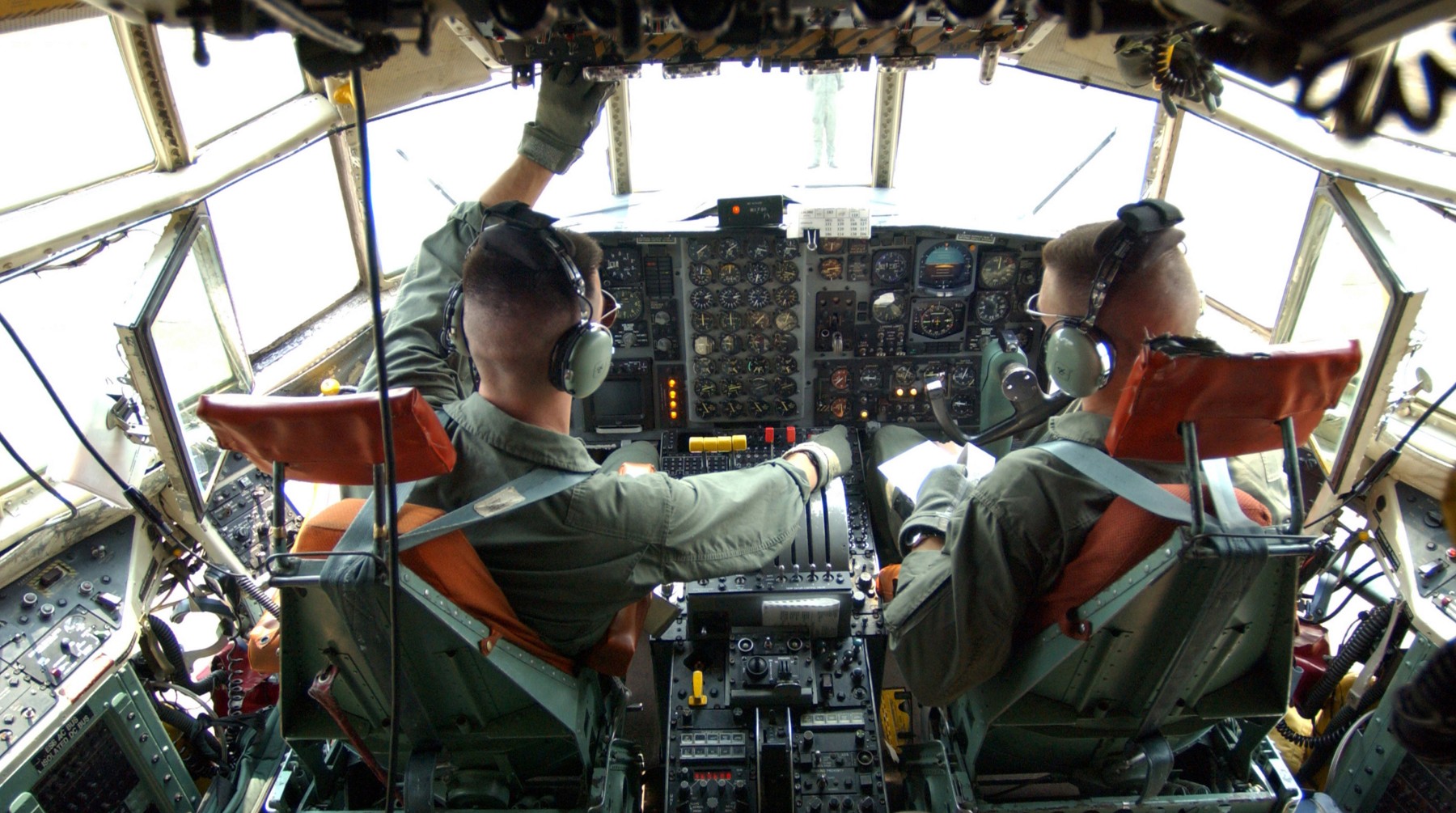 vmgr-152 sumos marine aerial refueler transport squadron kc-130r hercules usmc cockpit view 14