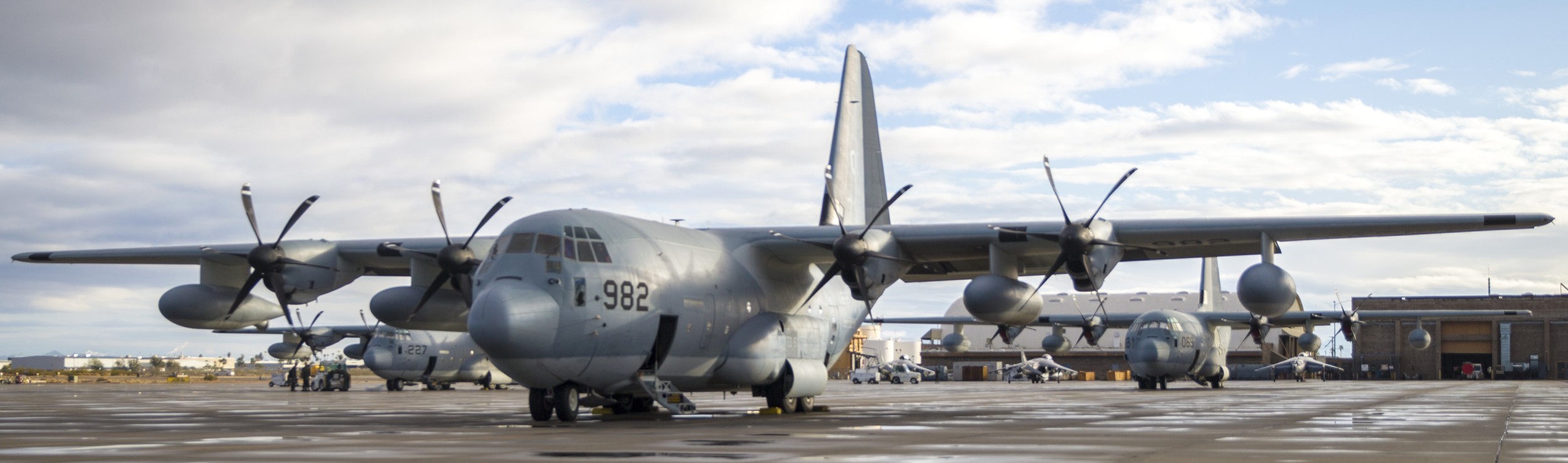 vmgr-152 sumos marine aerial refueler transport squadron kc-130j super hercules usmc mcas yuma arizona 83