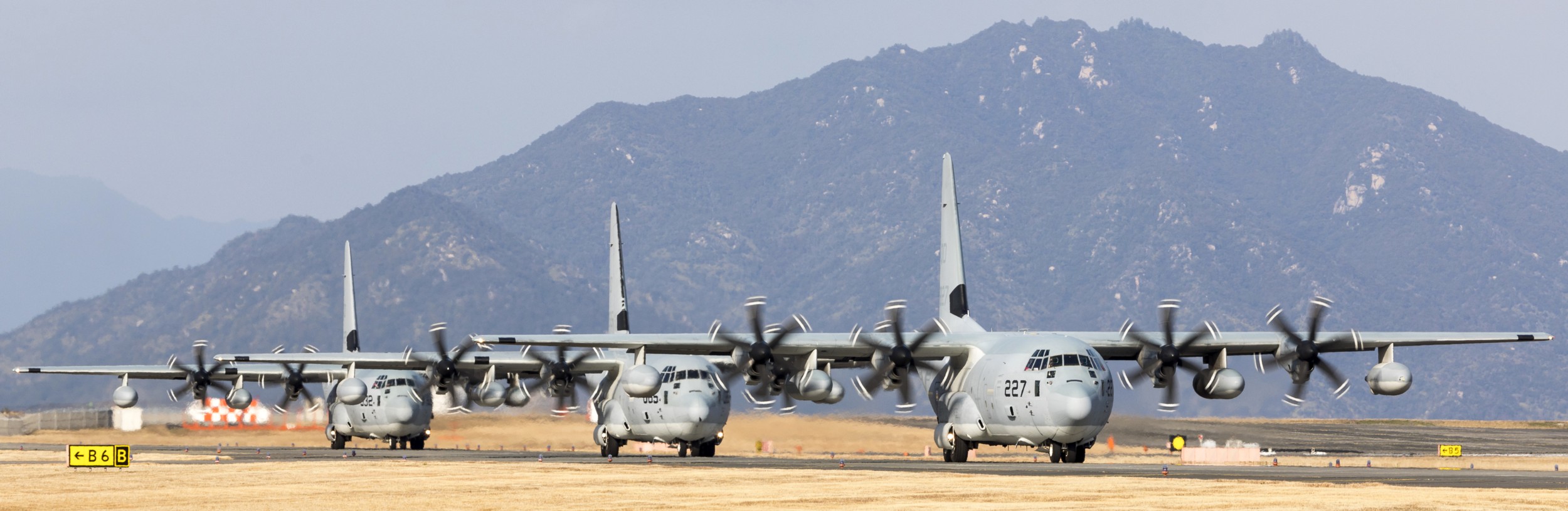 vmgr-152 sumos marine aerial refueler transport squadron kc-130j super hercules mcas iwakuni 99