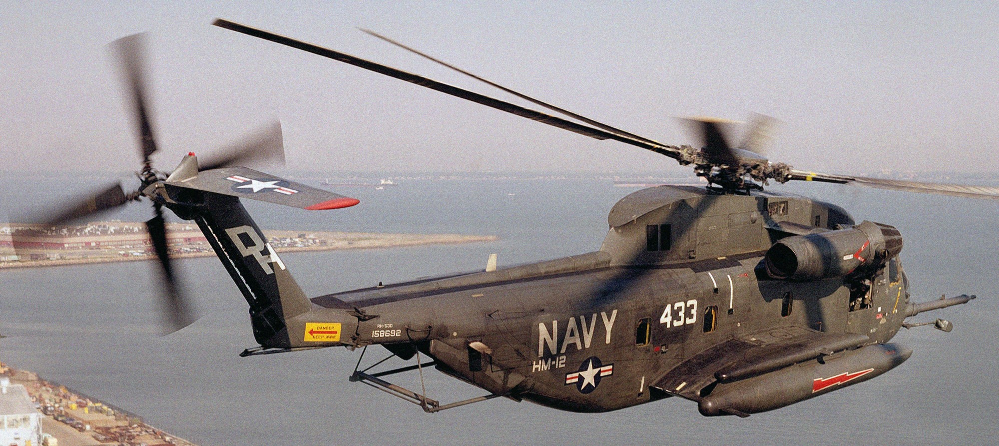 hm-12 sea dragons helicopter mine countermeasures squadron navy rh-53d sea stallion 07