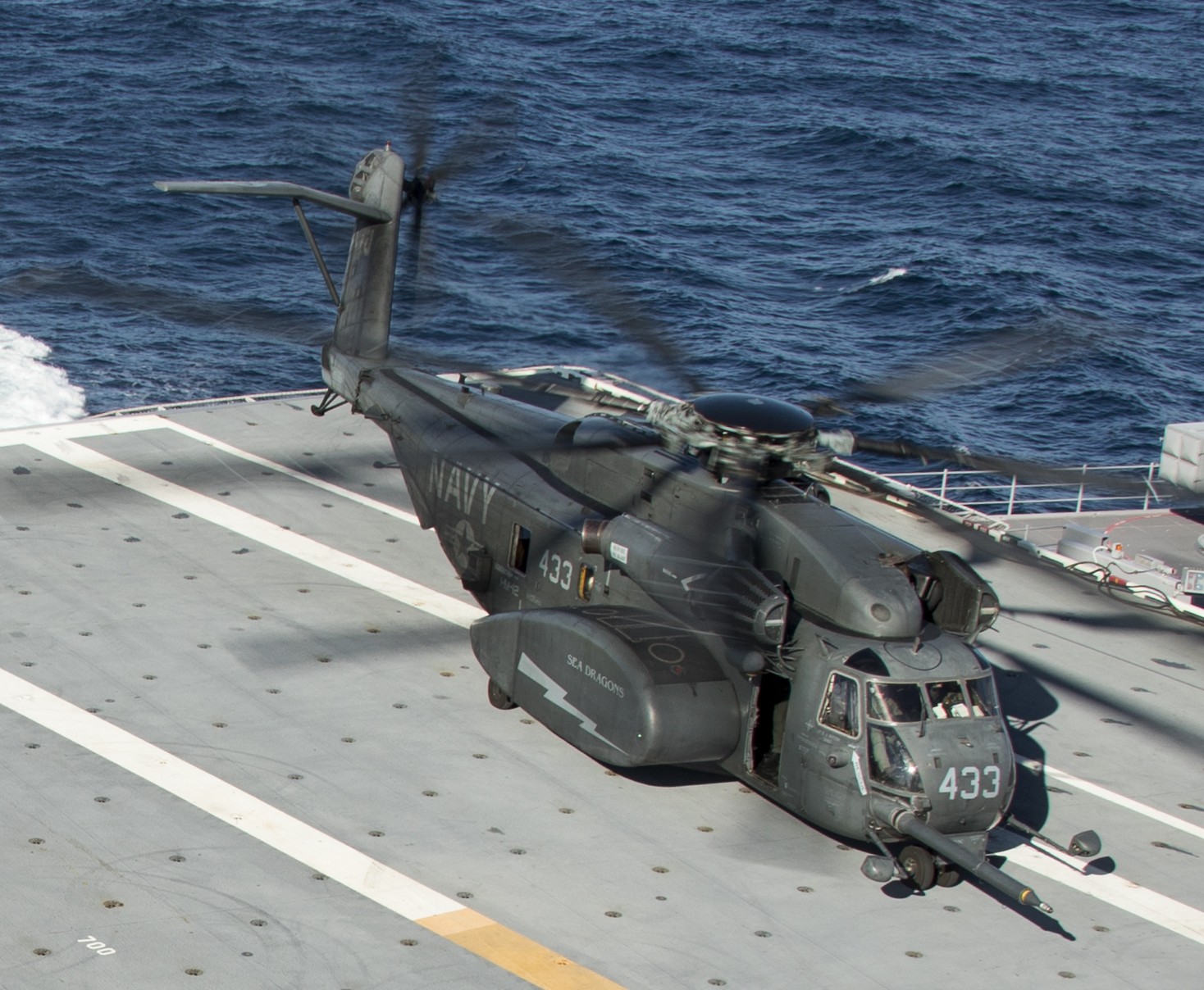 hm-12 sea dragons helicopter mine countermeasures squadron navy mh-53d sea dragon 22 uss gerald r. ford cvn-78