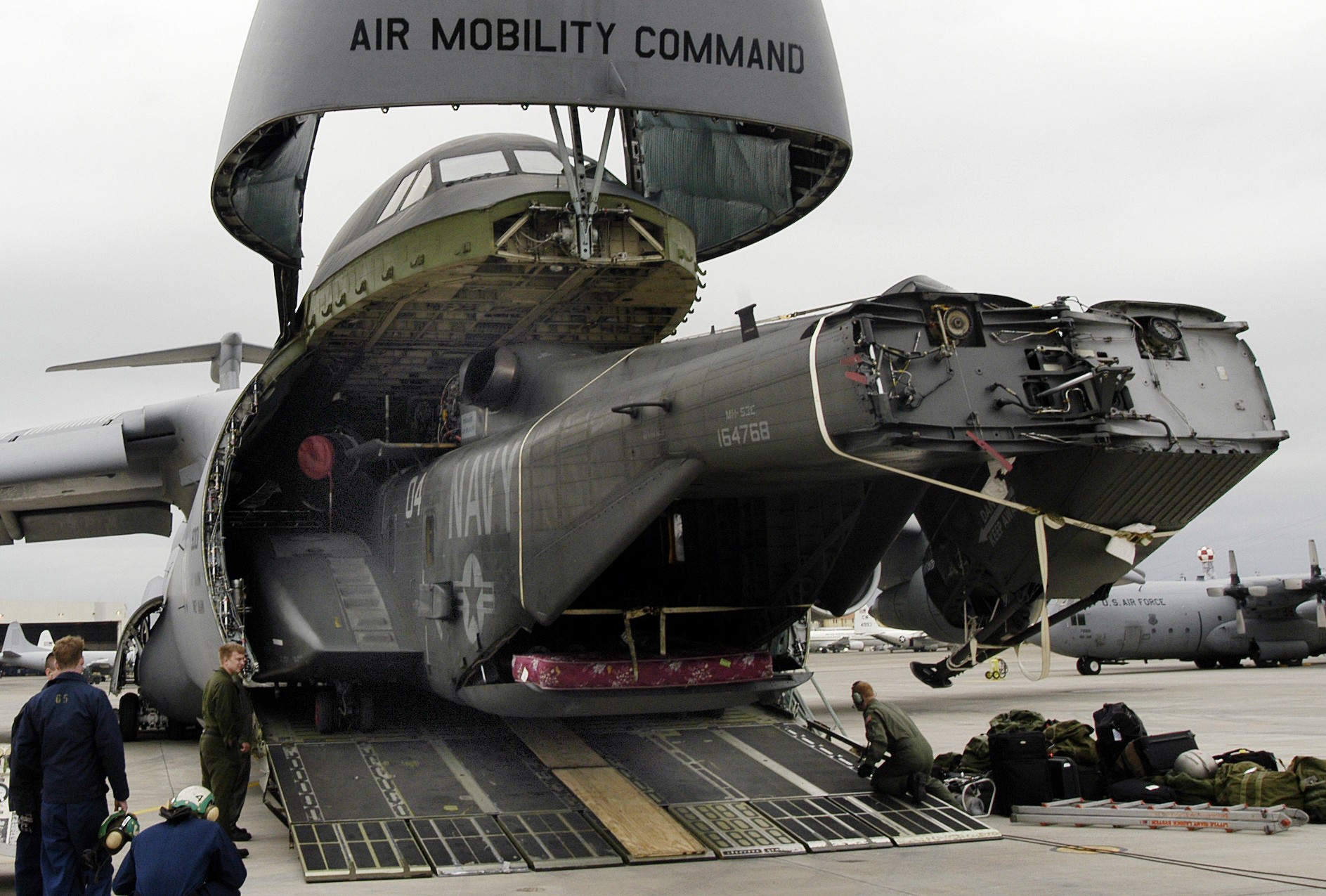 hm-15 blackhawks helicopter mine countermeasures squadron navy mh-53e sea dragon 117 usaf c-5 galaxy onload