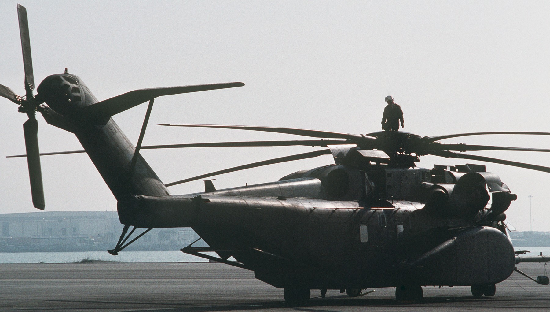 hm-15 blackhawks helicopter mine countermeasures squadron navy mh-53e sea dragon 132