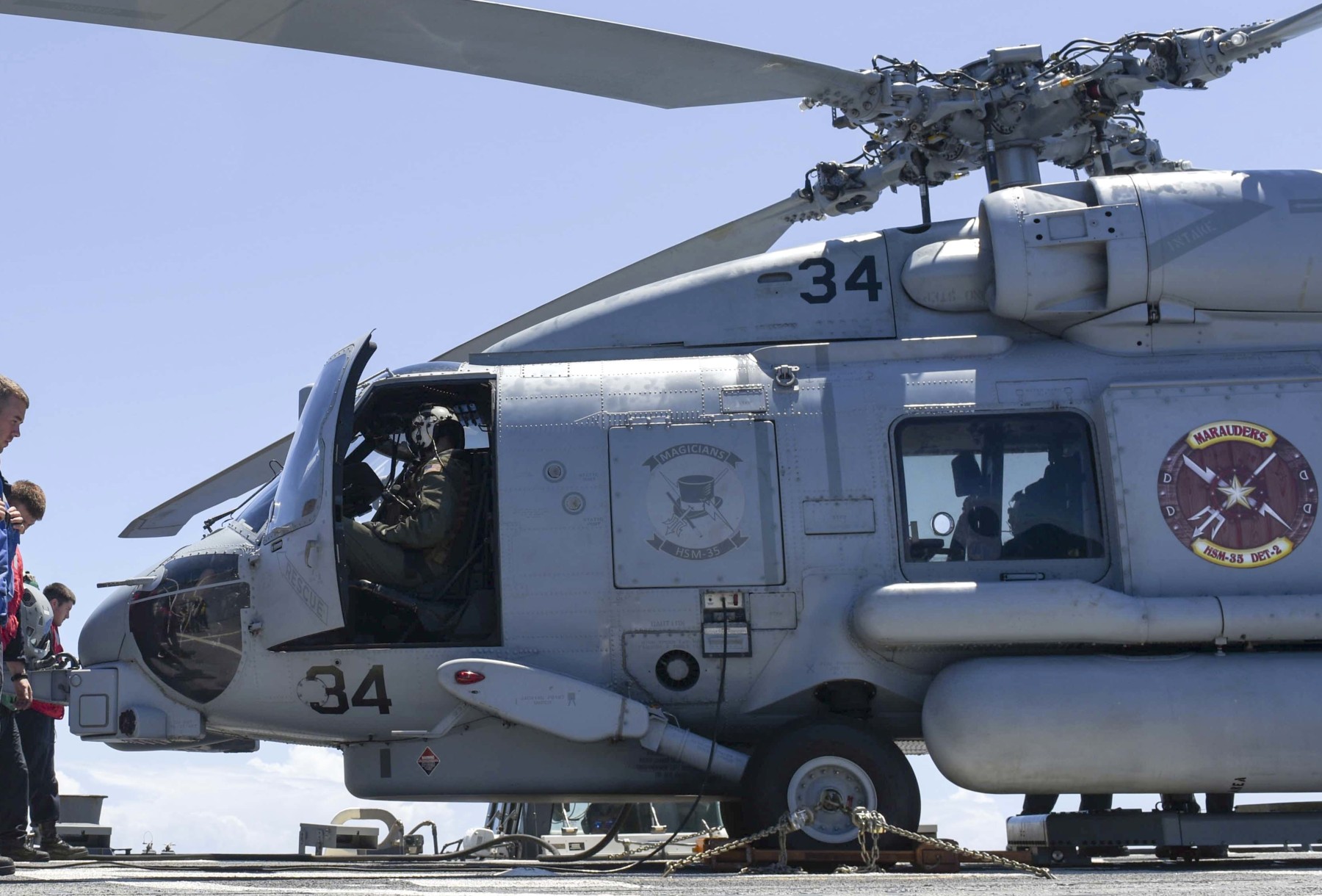 hsm-35 magicians helicopter maritime strike squadron mh-60r seahawk ddg-91 uss pinckney 66