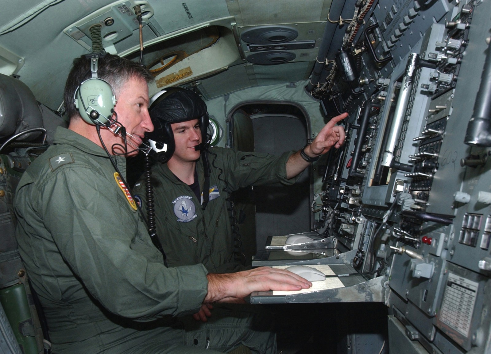 vaw-126 seahawks carrier airborne early warning squadron e-2c hawkeye inside view 28