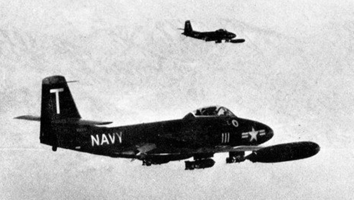 vf-11 red rippers fighter squadron us navy f2h-2 banshee carrier air group cvg-101 uss kearsarge cv-33 05 bomb drop korean war