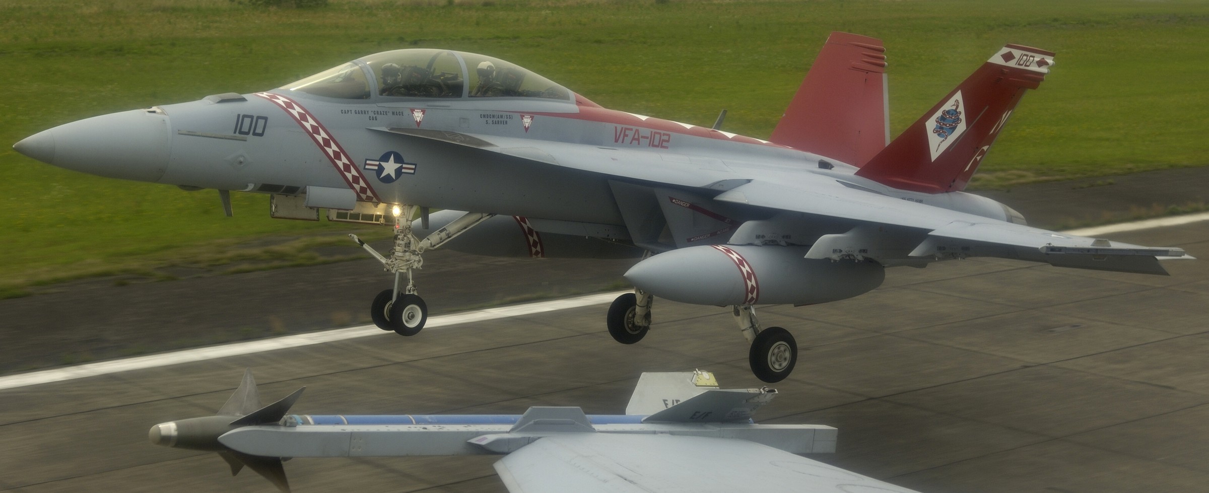 vfa-102 diamondbacks strike fighter squadron f/a-18f super hornet naf atsugi japan 02