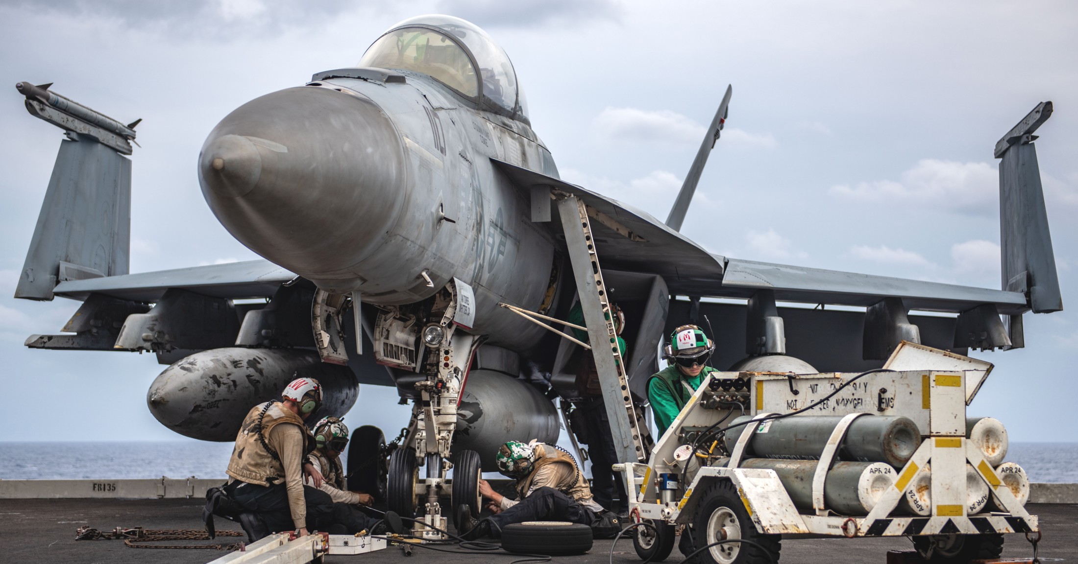 vfa-102 diamondbacks strike fighter squadron f/a-18f super hornet cvw-5 cvn-76 uss ronald reagan 67