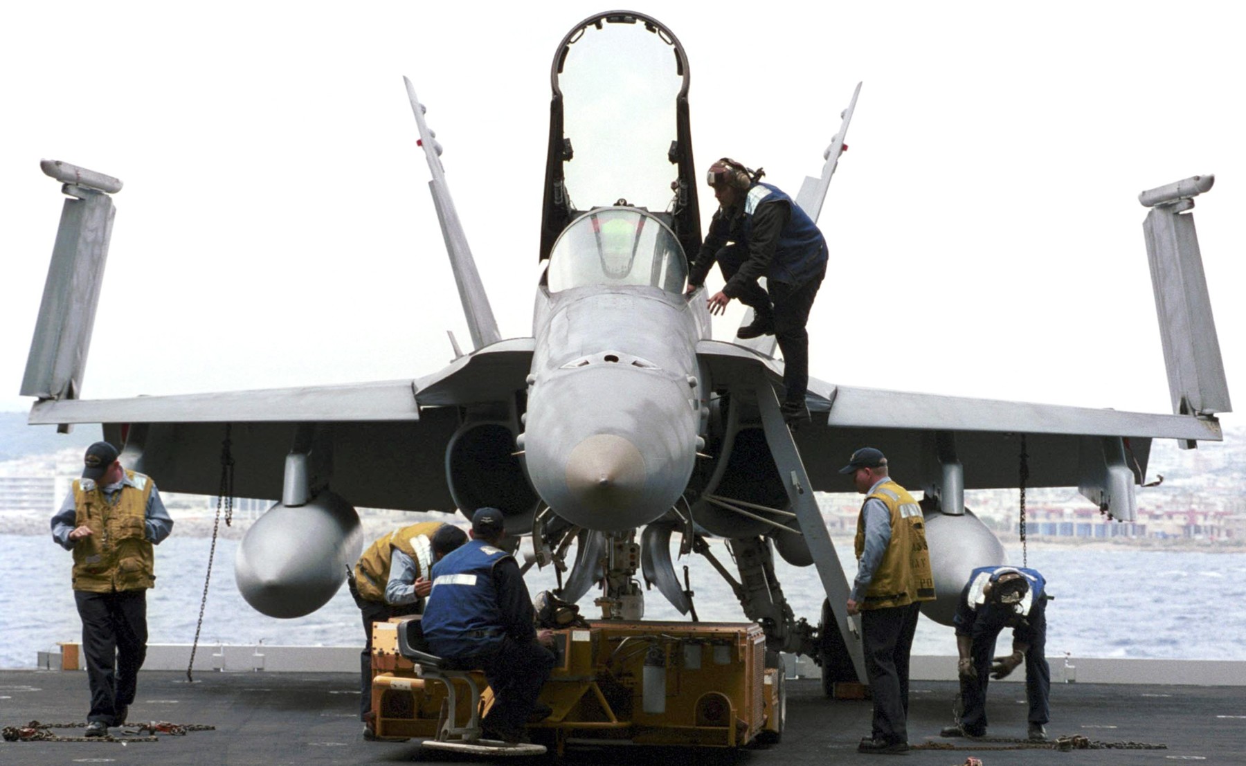 vfa-105 gunslingers strike fighter squadron f/a-18c hornet cvw-3 cvn-75 uss harry s. truman 13