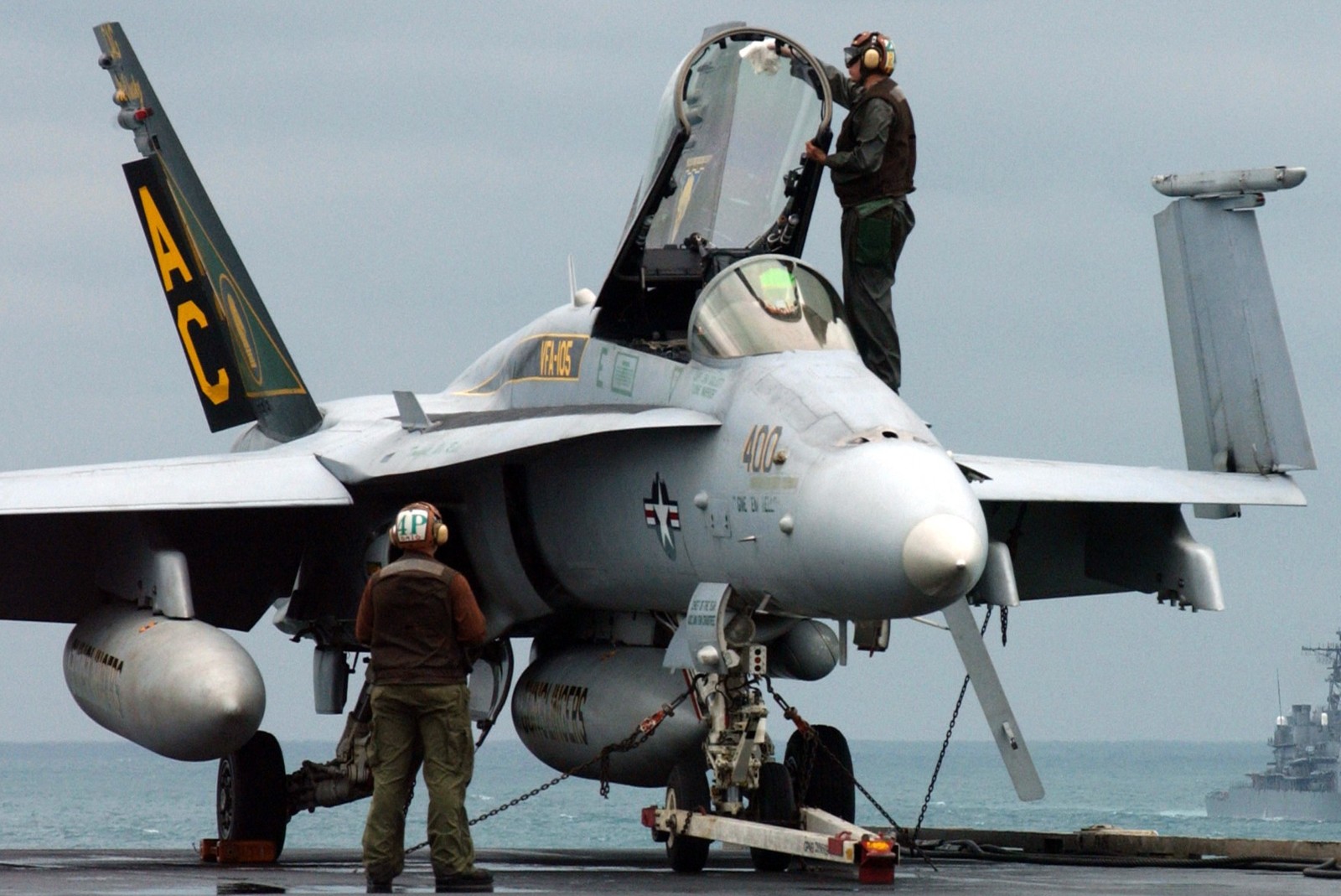 vfa-105 gunslingers strike fighter squadron f/a-18c hornet cvw-3 cvn-75 uss harry s. truman 33