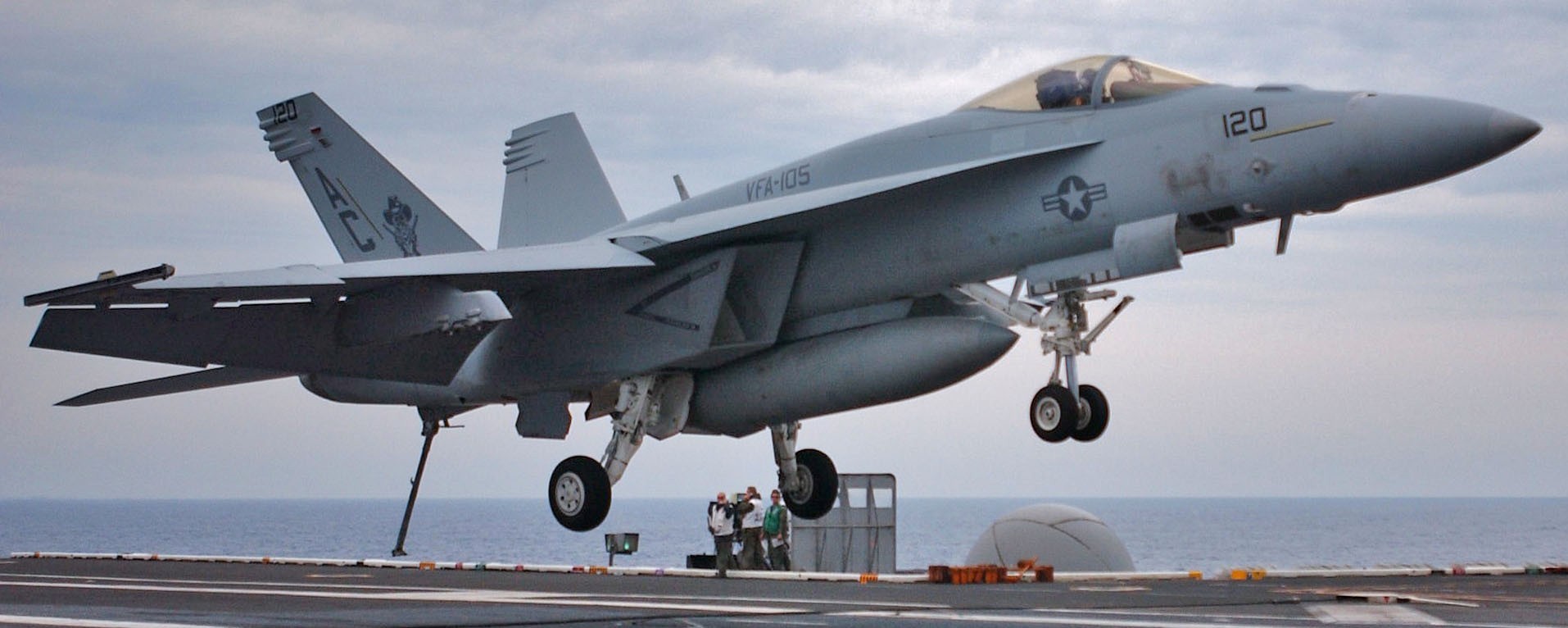 vfa-105 gunslingers strike fighter squadron f/a-18e super hornet cvn-71 uss theodore roosevelt 2006 43