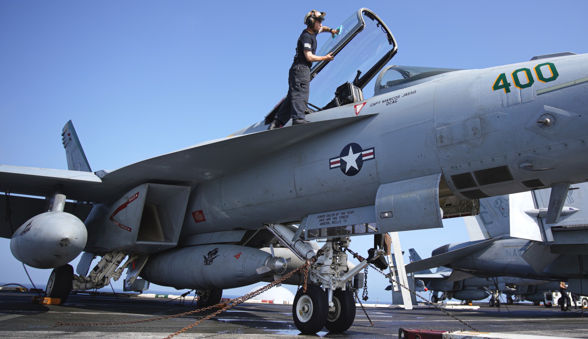 vfa-105 gunslingers strike fighter squadron f/a-18e super hornet cvw-3 cvn-69 uss dwight d. eisenhower 114