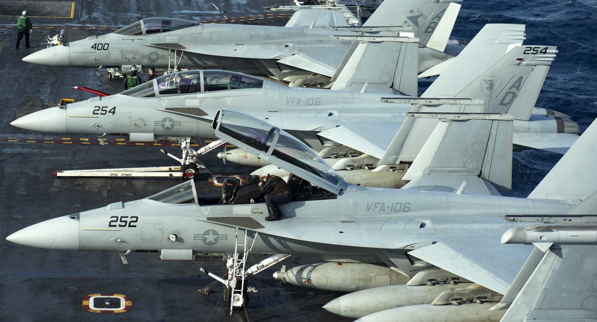 vfa-106 gladiators strike fighter squadron f/a-18f super hornet replacement nas oceana 135x