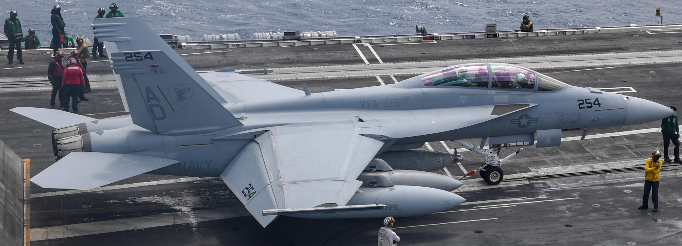 vfa-106 gladiators strike fighter squadron f/a-18f super hornet 136