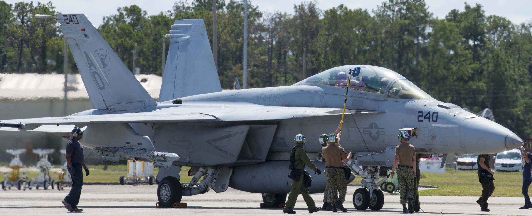 vfa-106 gladiators strike fighter squadron f/a-18f super hornet 142