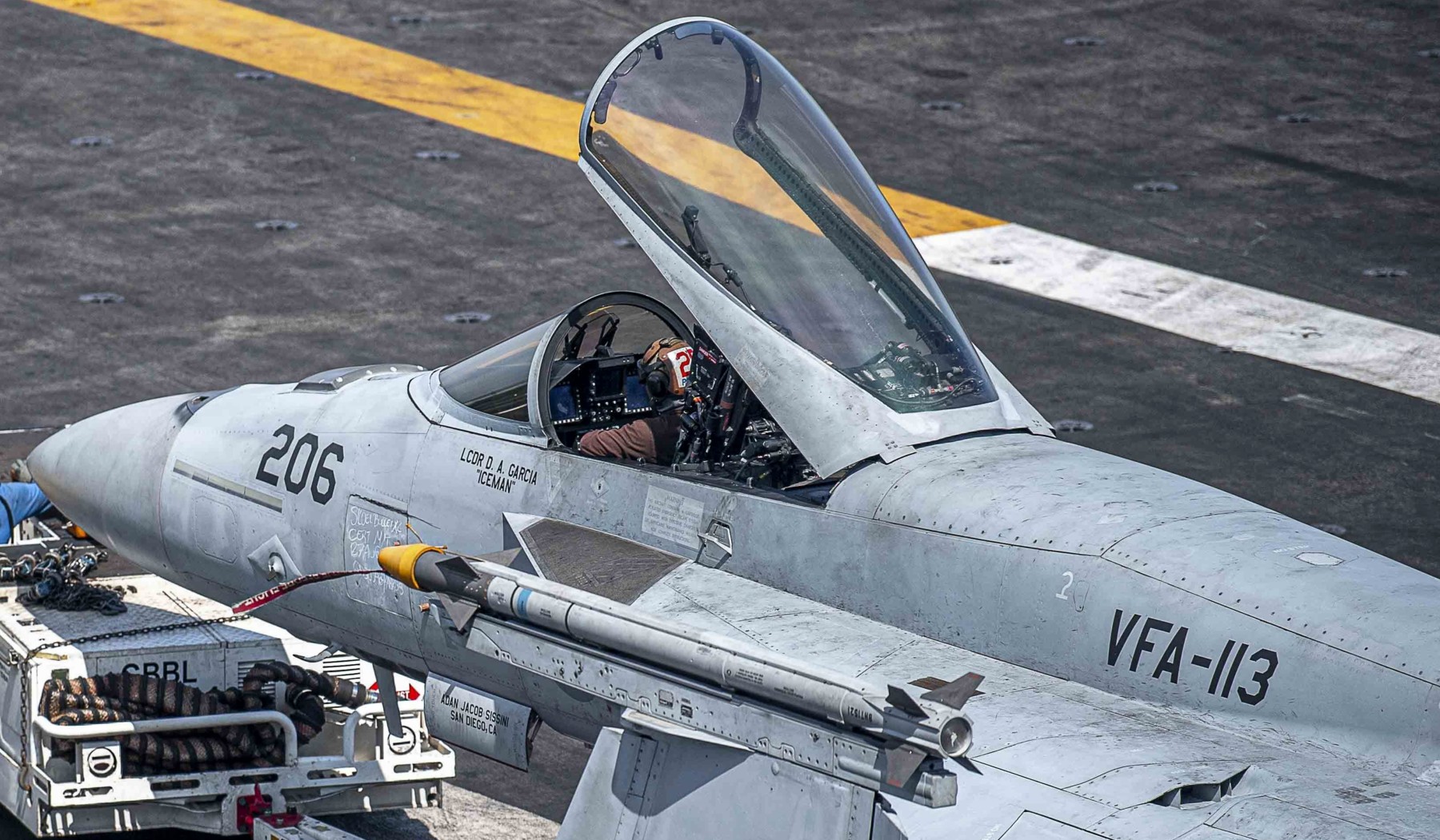 vfa-113 stingers strike fighter squadron f/a-18e super hornet cvw-2 cvn-70 uss carl vinson cockpit 152