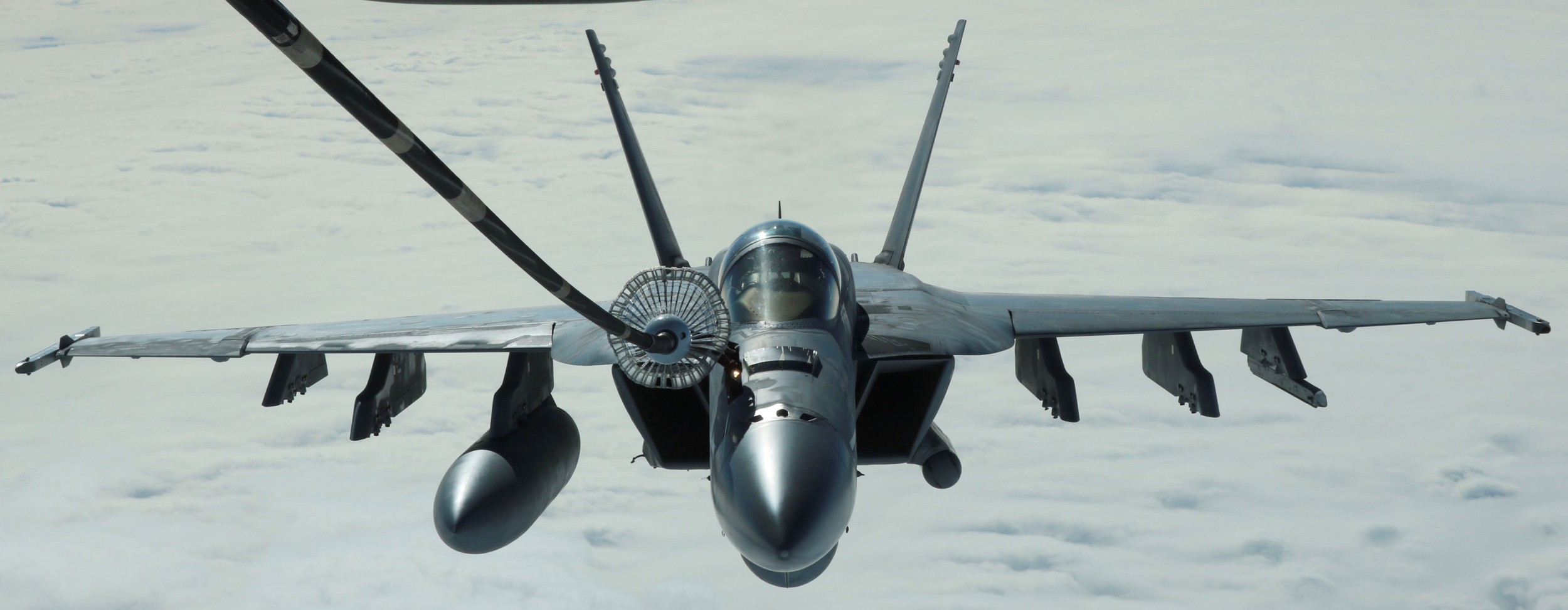 vfa-115 eagles strike fighter squadron f/a-18e super hornet inflight refueling 04