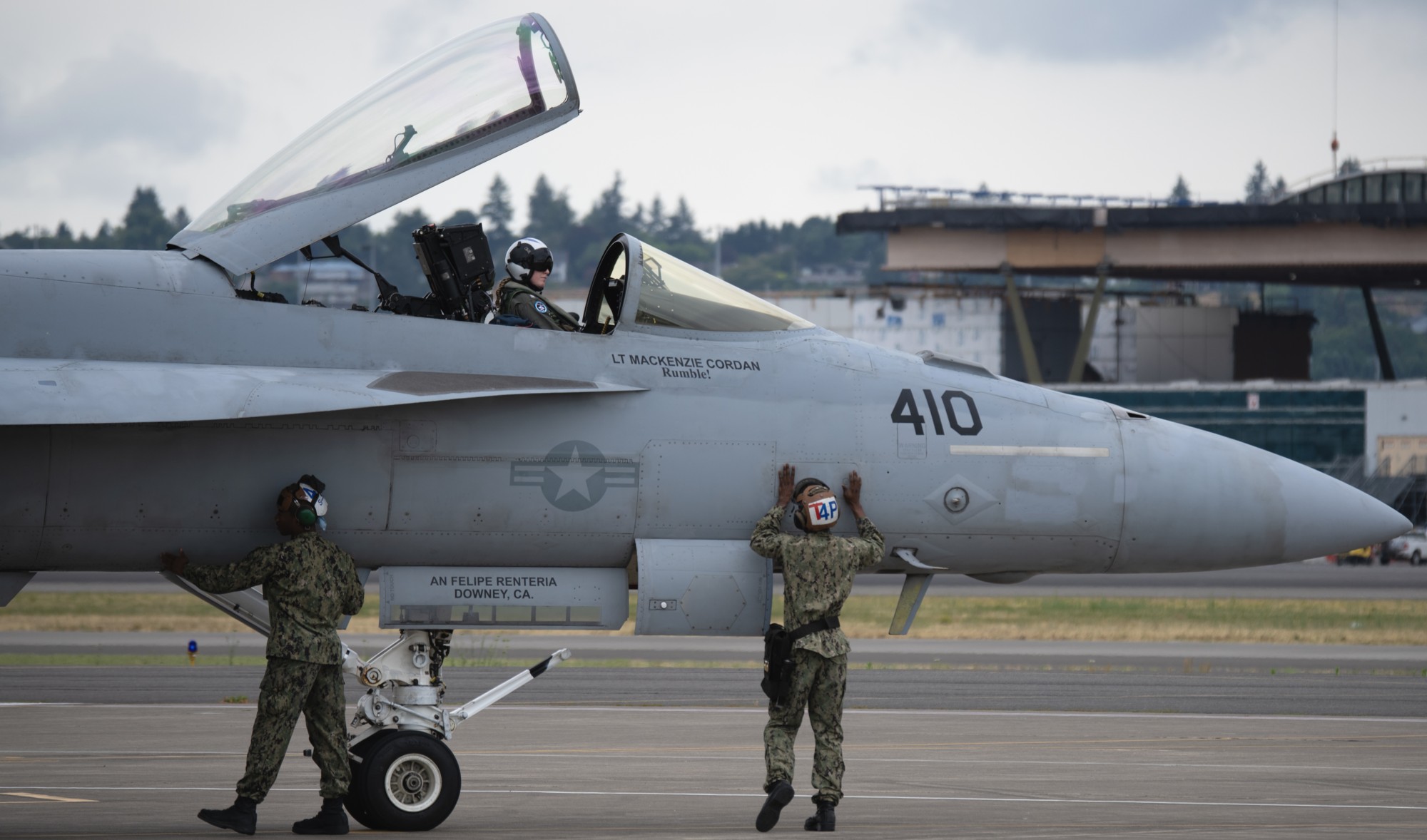 vfa-136 knighthawks strike fighter squadron f/a-18e super hornet portland air national guard oregon 197