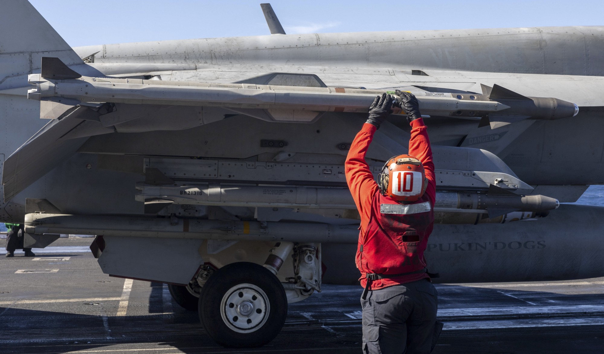 vfa-143 pukin dogs strike fighter squadron f/a-18e super hornet aim-9x sidewinder missile 95