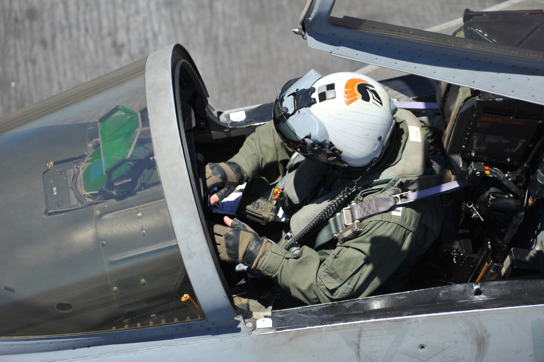 vfa-147 argonauts f/a-18e super hornet strike fighter squadron cvw-11 uss nimitz cvn-68 cockpit 280