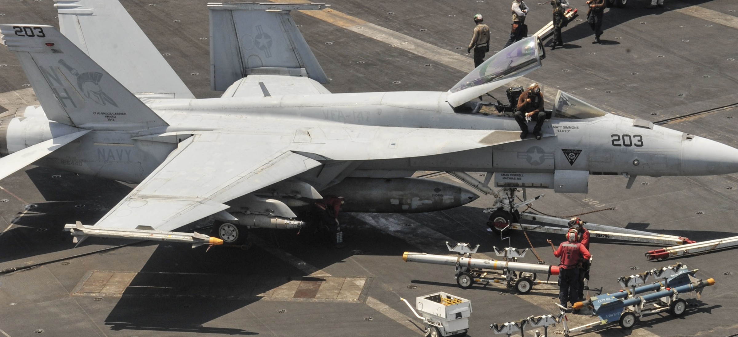 vfa-147 argonauts f/a-18e super hornet strike fighter squadron cvw-11 uss nimitz cvn-68 missile load 288