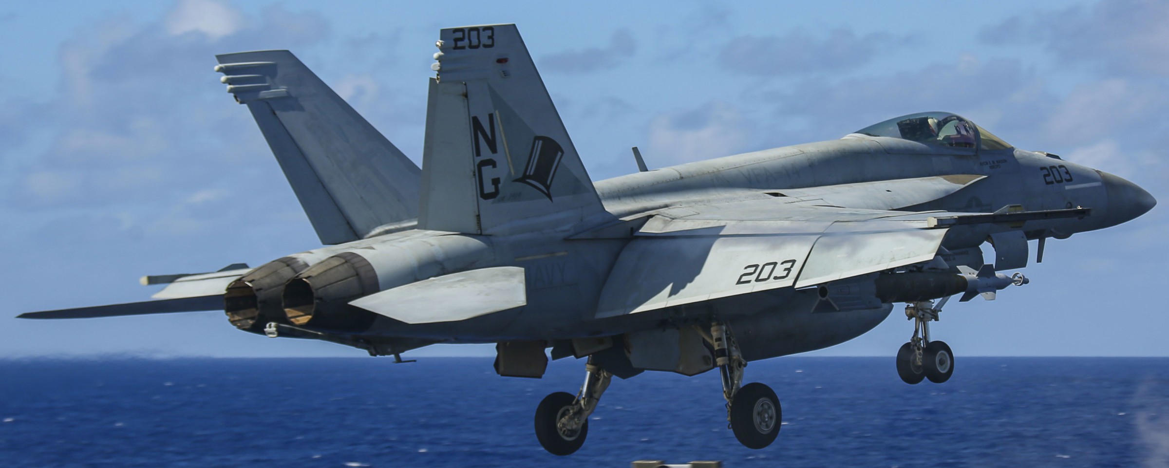 vfa-14 tophatters strike fighter squadron f/a-18e super hornet cvn-72 uss abraham lincoln cvw-9 rimpac 2022 101