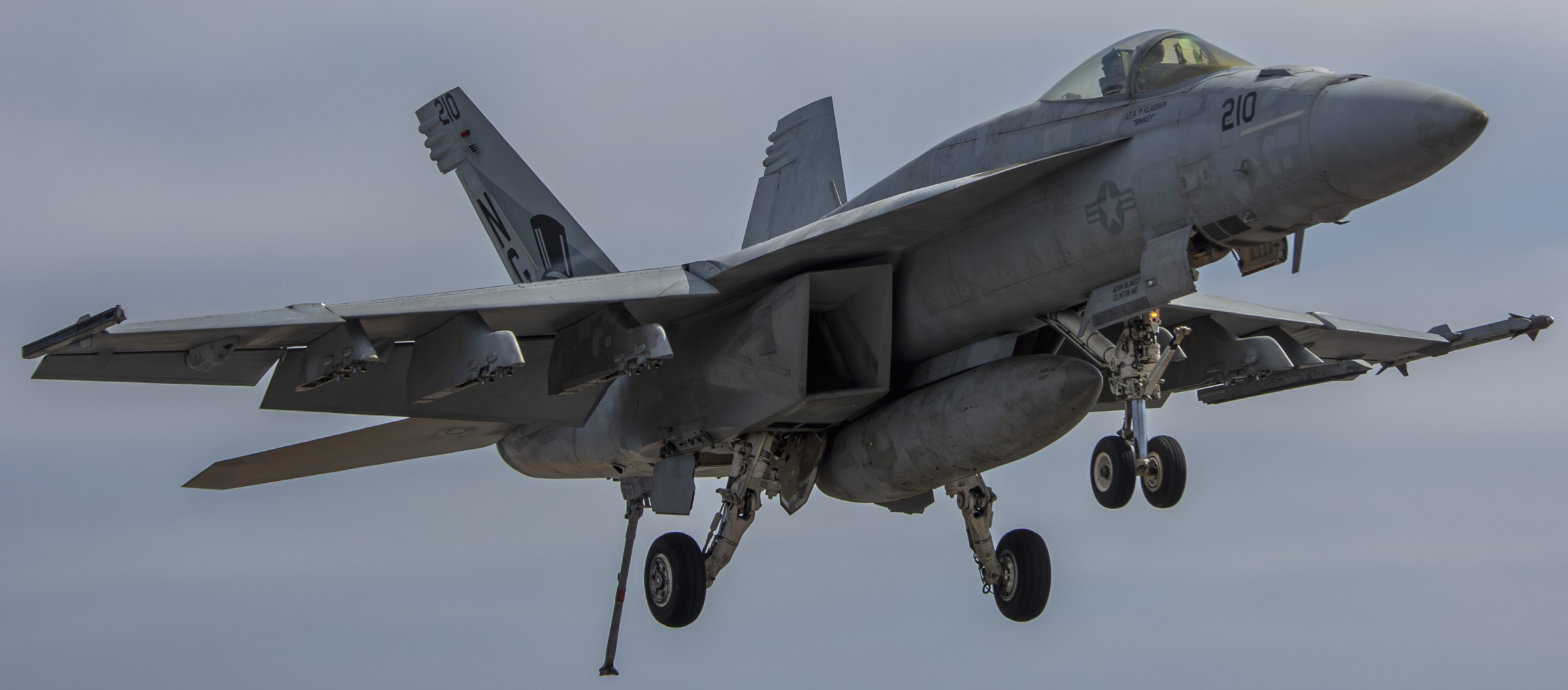 vfa-14 tophatters strike fighter squadron f/a-18e super hornet cvn-72 uss abraham lincoln cvw-9 2025 114