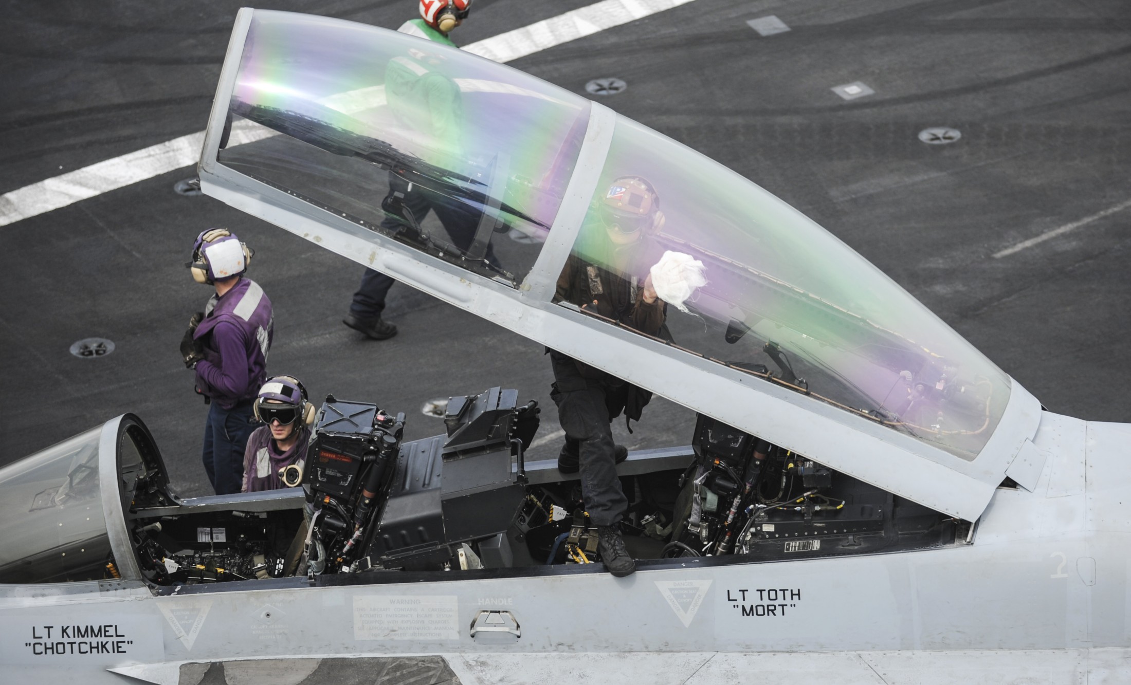 vfa-154 black knights f/a-18f super hornet strike fighter squadron navy cvw-11 uss nimitz cvn-68 cockpit 176