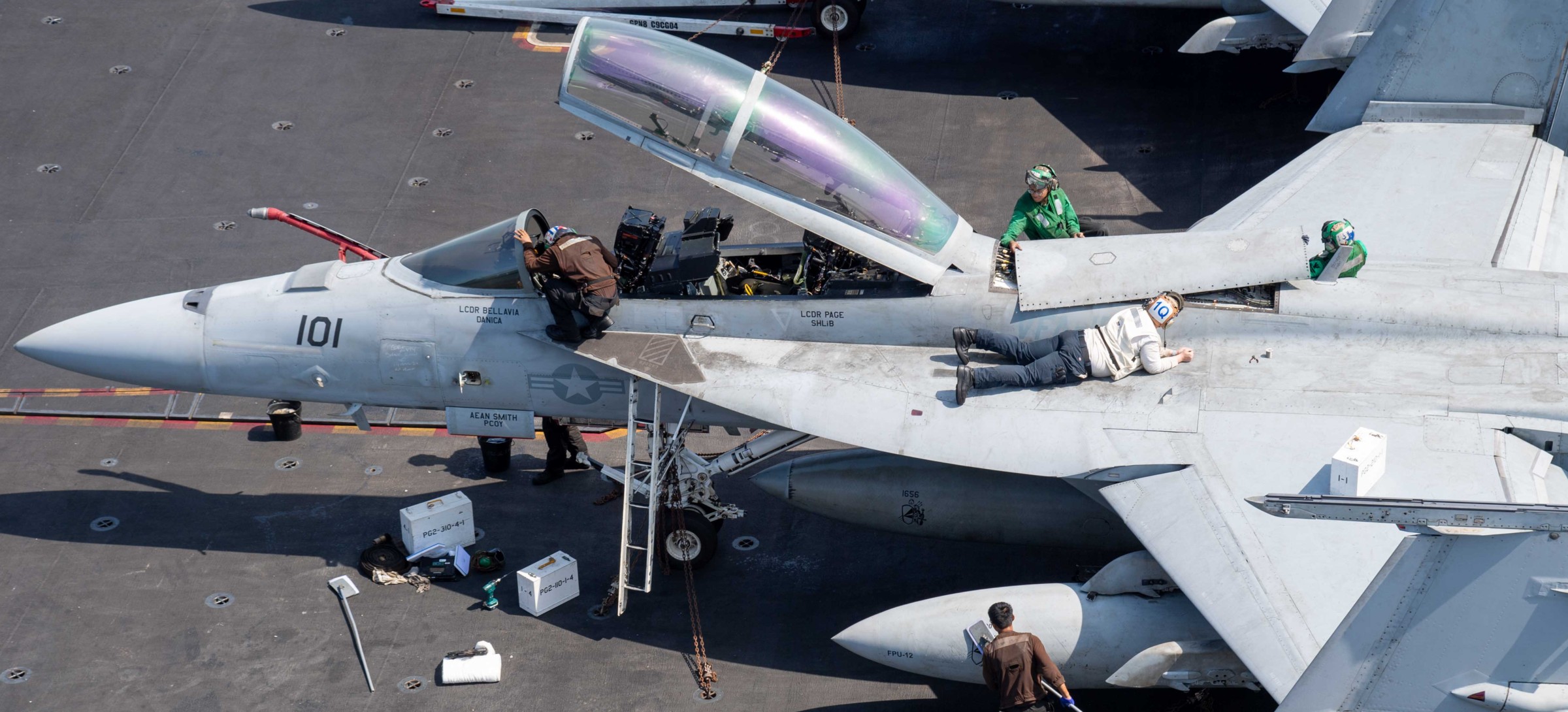 vfa-154 black knights f/a-18f super hornet strike fighter squadron navy cvw-11 uss theodore roosevelt cvn-71 cockpit 198