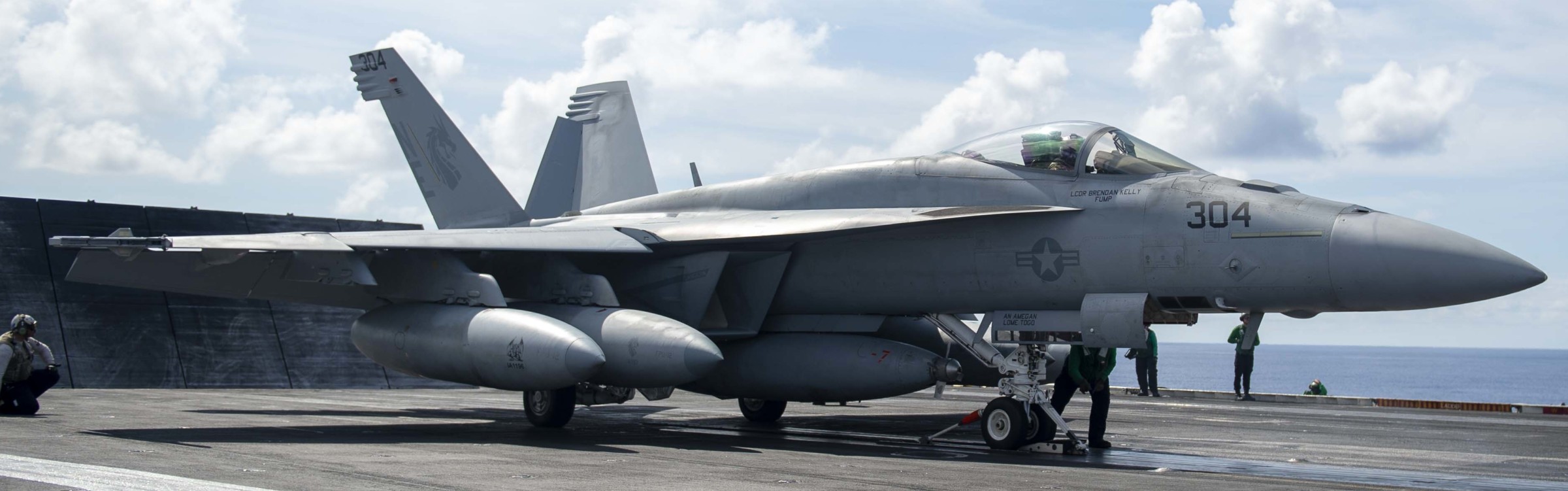 vfa-192 golden dragons f/a-18e super hornet strike fighter squadron navy cvw-2 uss carl vinson cvn-70 154