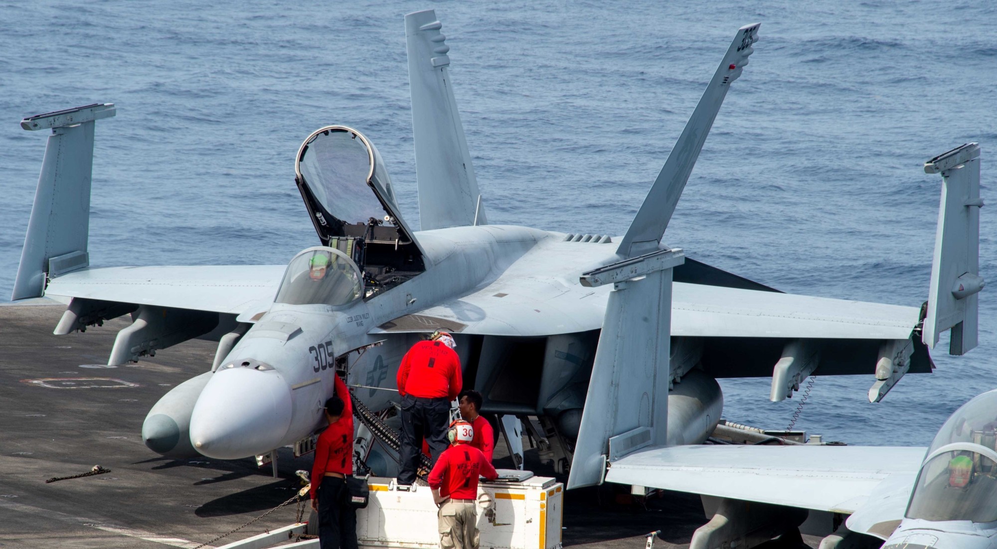 vfa-192 golden dragons f/a-18e super hornet strike fighter squadron navy cvw-2 uss carl vinson cvn-70 157