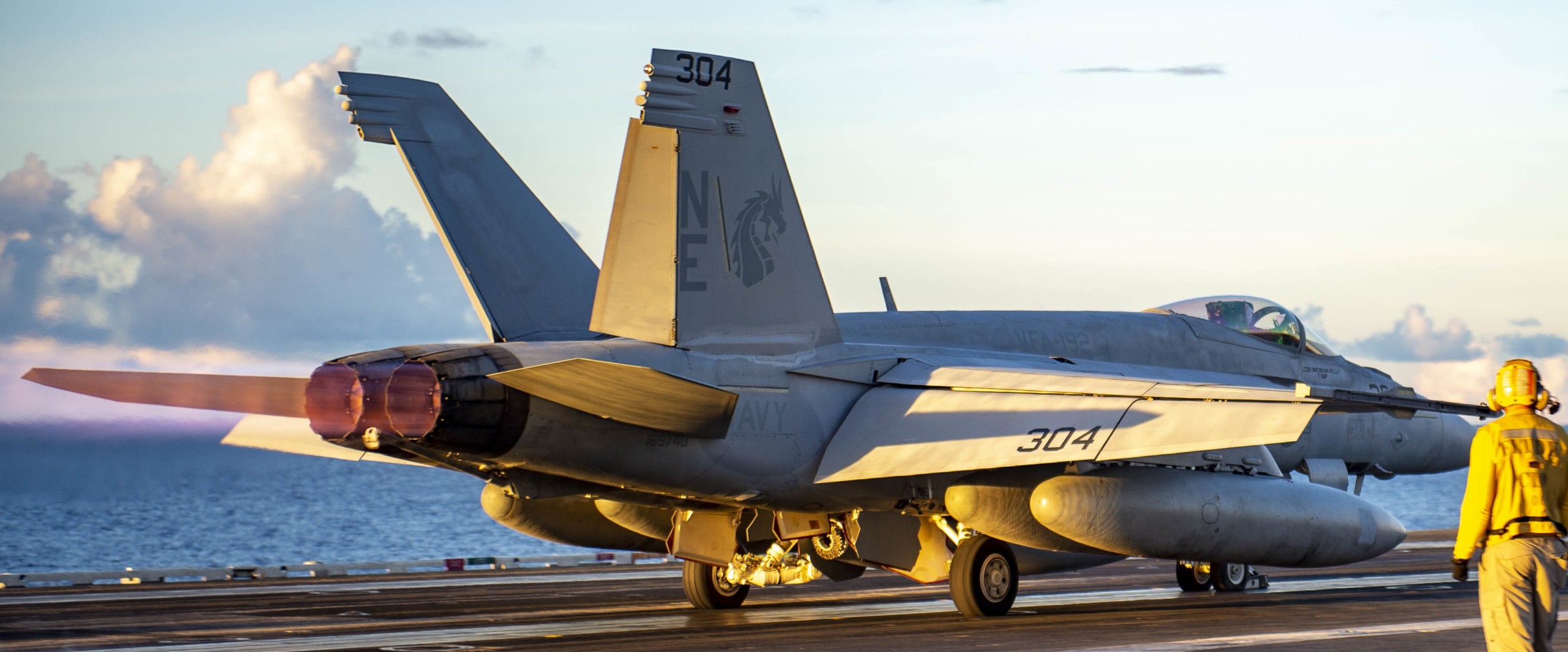 vfa-192 golden dragons f/a-18e super hornet strike fighter squadron navy cvw-2 uss carl vinson cvn-70 158