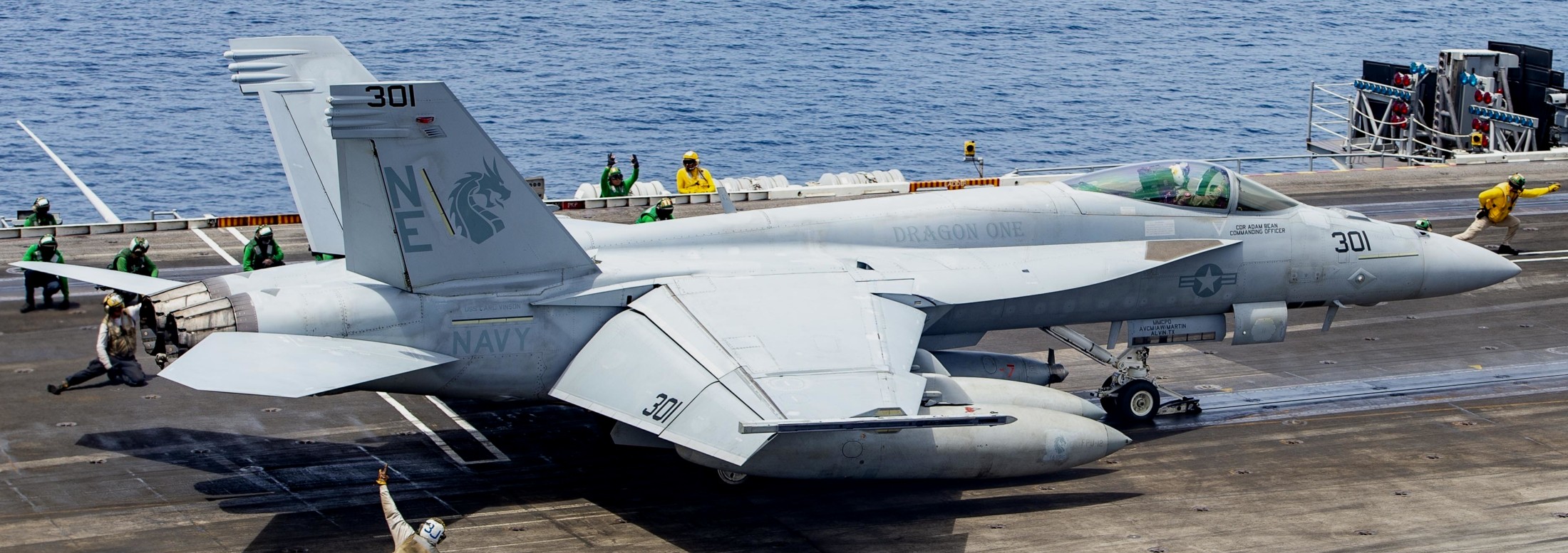 vfa-192 golden dragons f/a-18e super hornet strike fighter squadron navy cvw-2 uss carl vinson cvn-70 162