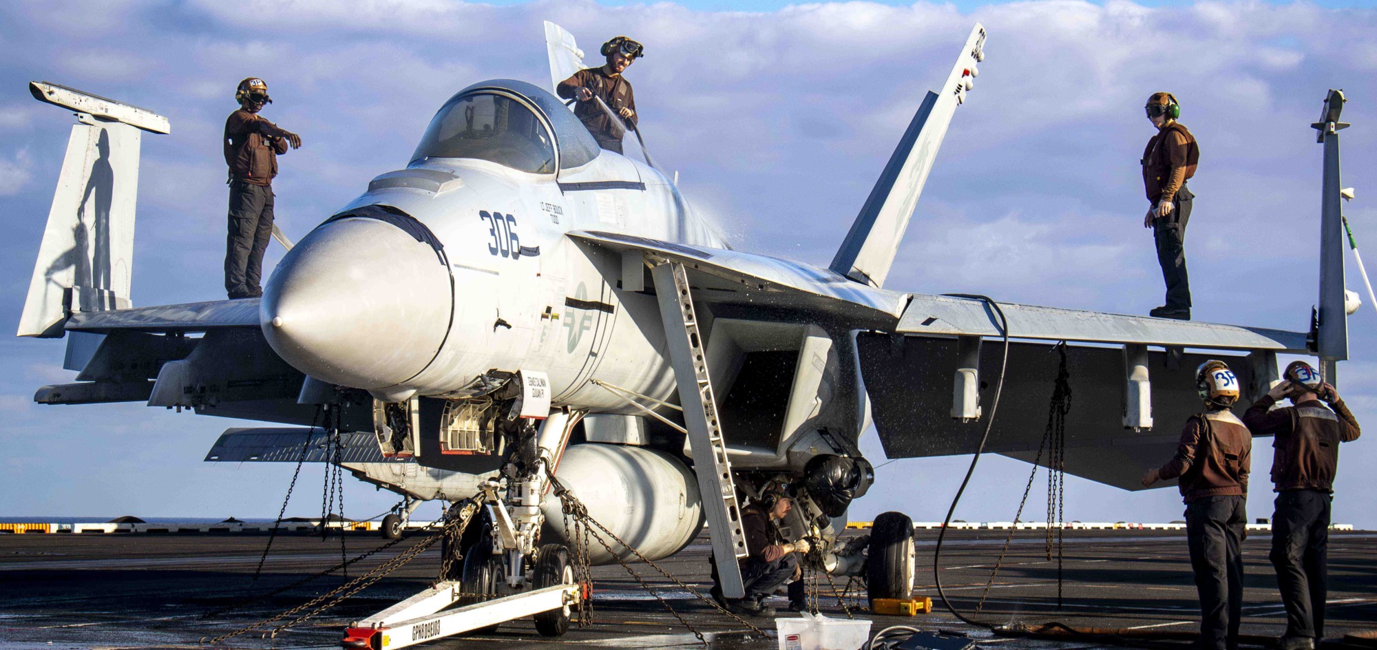 vfa-192 golden dragons f/a-18e super hornet strike fighter squadron navy cvw-2 uss carl vinson cvn-70 205