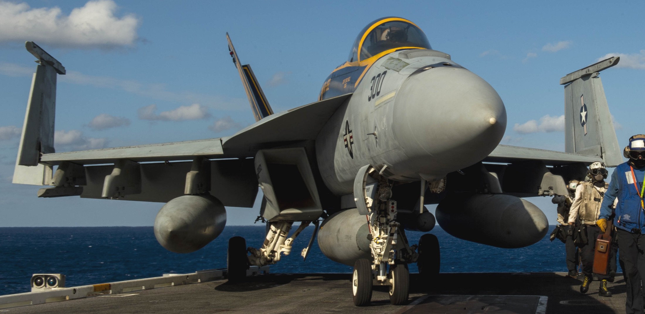 vfa-192 golden dragons f/a-18e super hornet strike fighter squadron navy cvw-2 uss carl vinson cvn-70 215