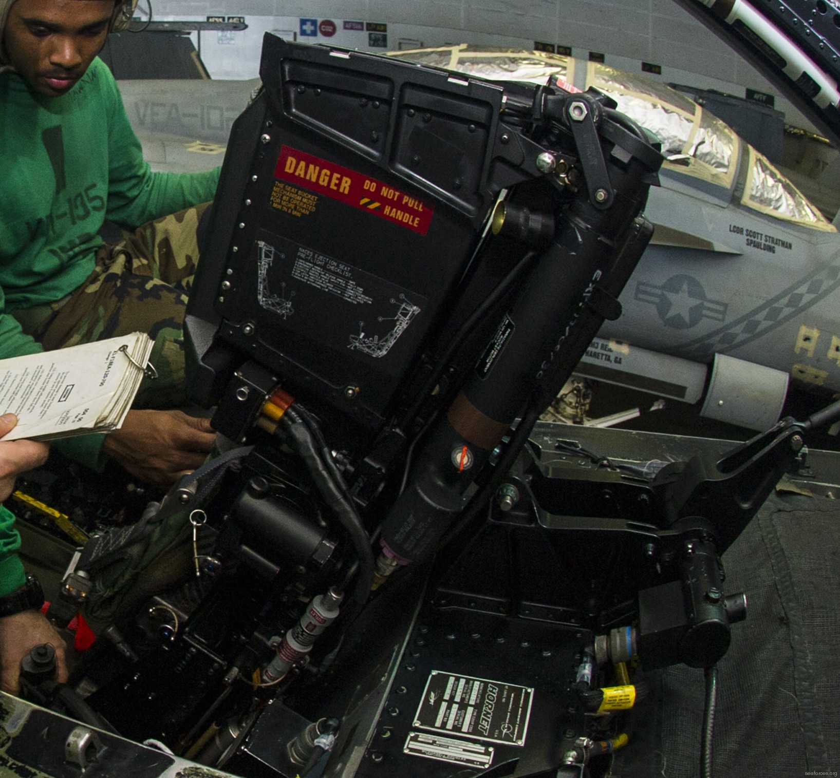 vfa-195 dambusters strike fighter squadron navy f/a-18e super hornet carrier air wing cvw-5 uss george washington cvn-73 14 cockpit maintenance