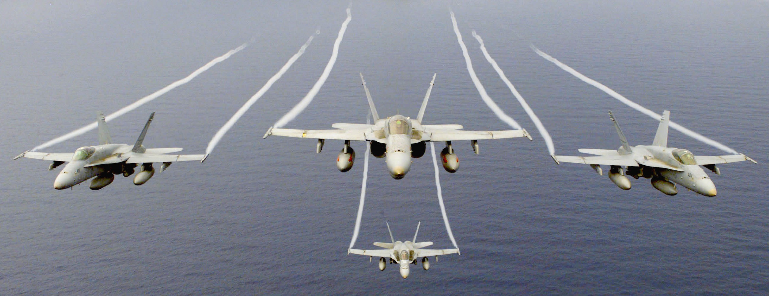 Было три самолета. F-18 Hornet. Авиация. Военный самолет над морем. Морская Авиация.