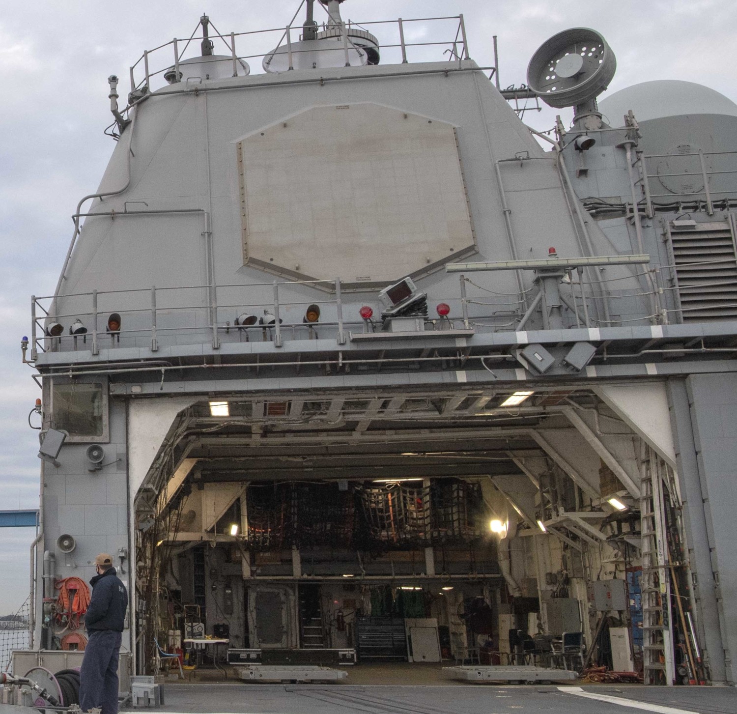 cg-52 uss bunker hill ticonderoga class guided missile cruiser aegis us navy hangar helicopter 126