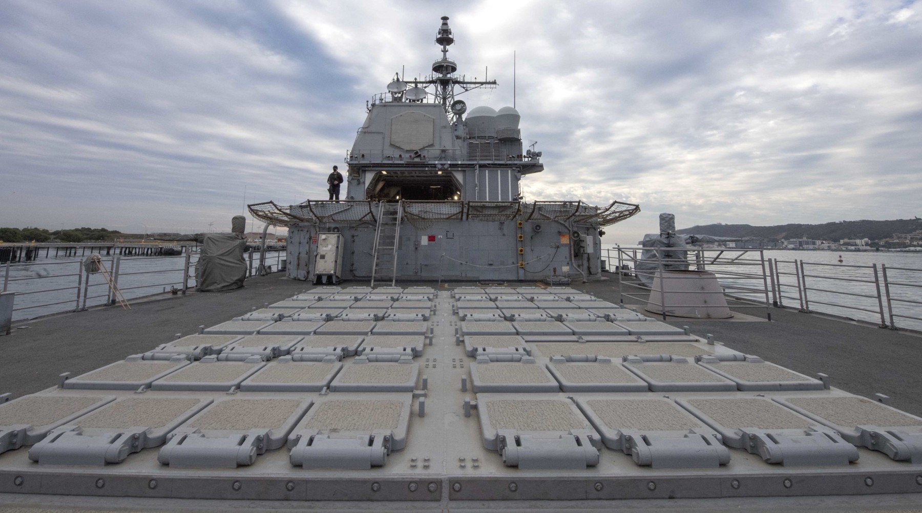 cg-52 uss bunker hill ticonderoga class guided missile cruiser aegis us navy mk.41 vls 127