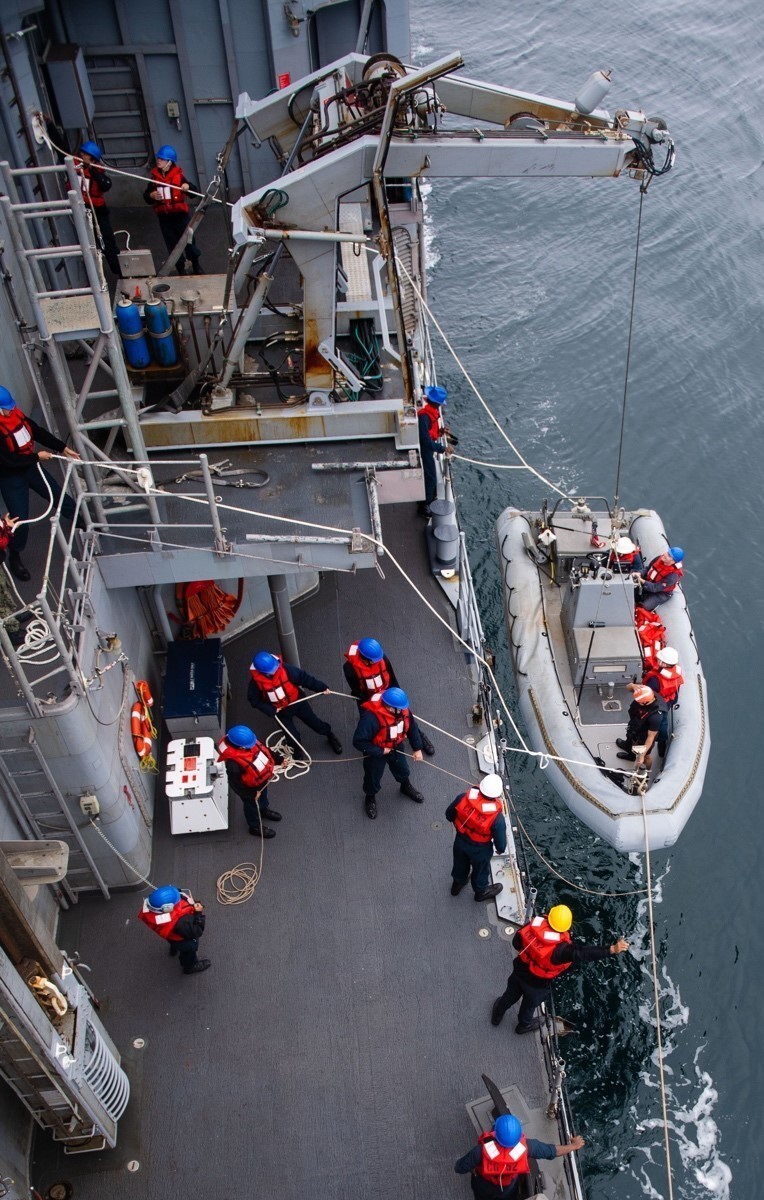 cg-52 uss bunker hill ticonderoga class guided missile cruiser aegis us navy small boat rhib crane 143