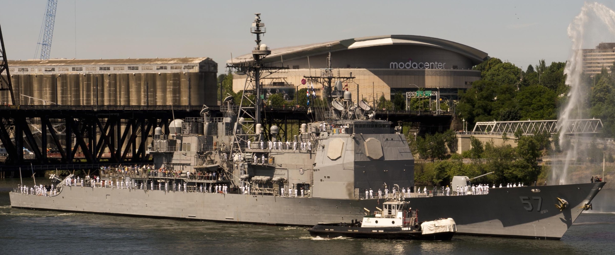 cg-57 uss lake champlain ticonderoga class guided missile cruiser aegis us navy portland oregon rose festival 38