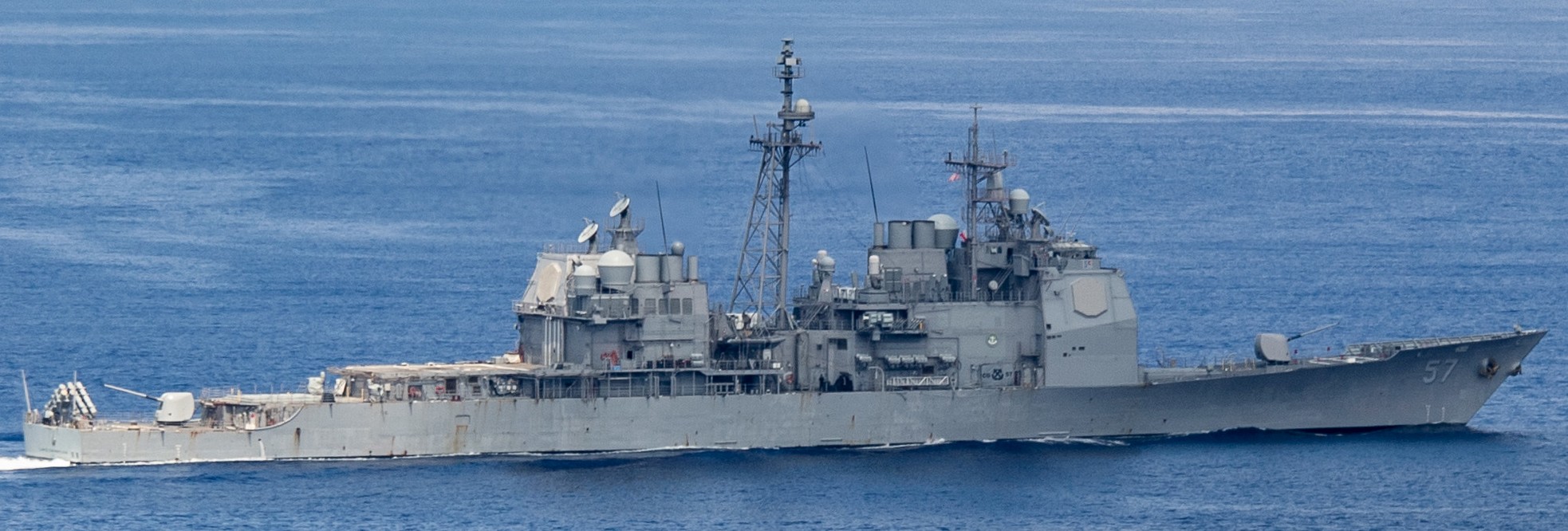 cg-57 uss lake champlain ticonderoga class guided missile cruiser aegis us navy 85